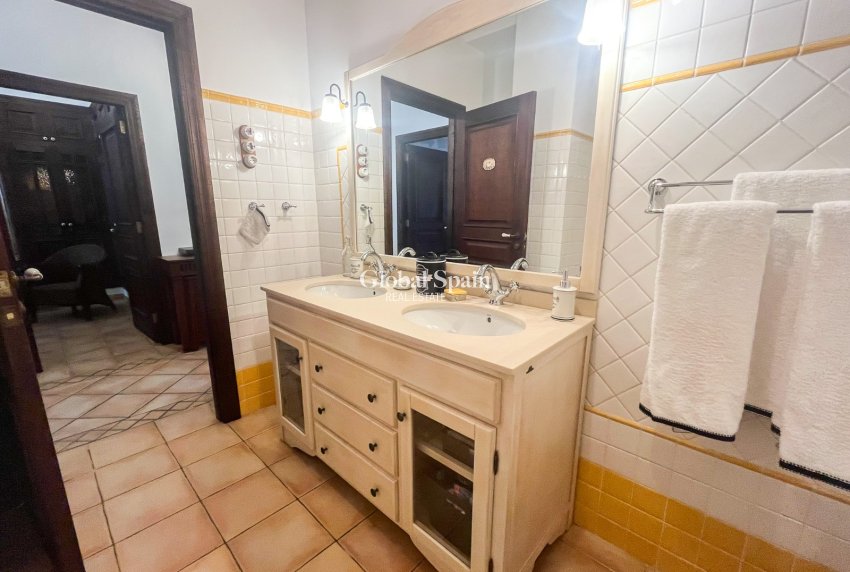 Venta - CASA -
JÁVEA