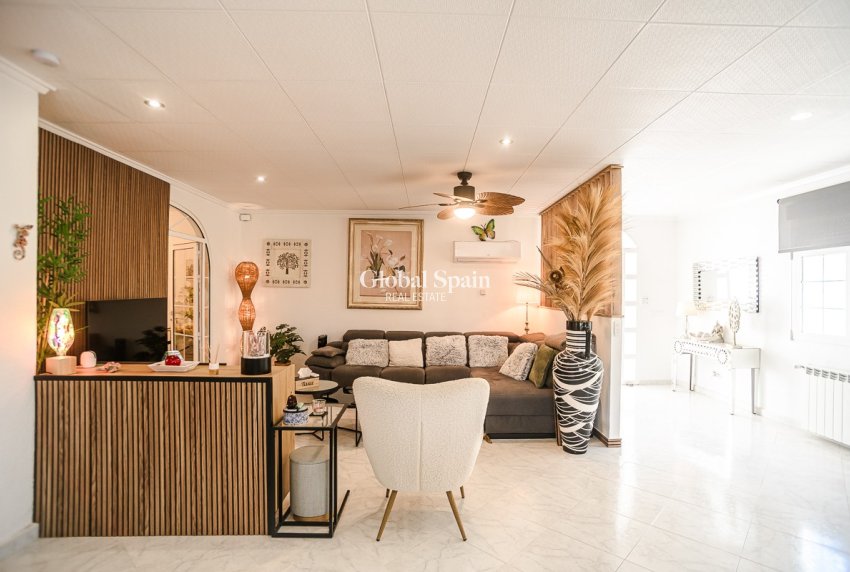 Venta - CASA -
LA MARINA
