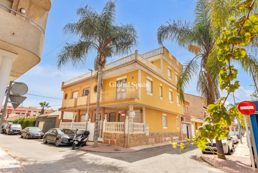 Venta - CASA -
LOS ALCÁZARES - Centro