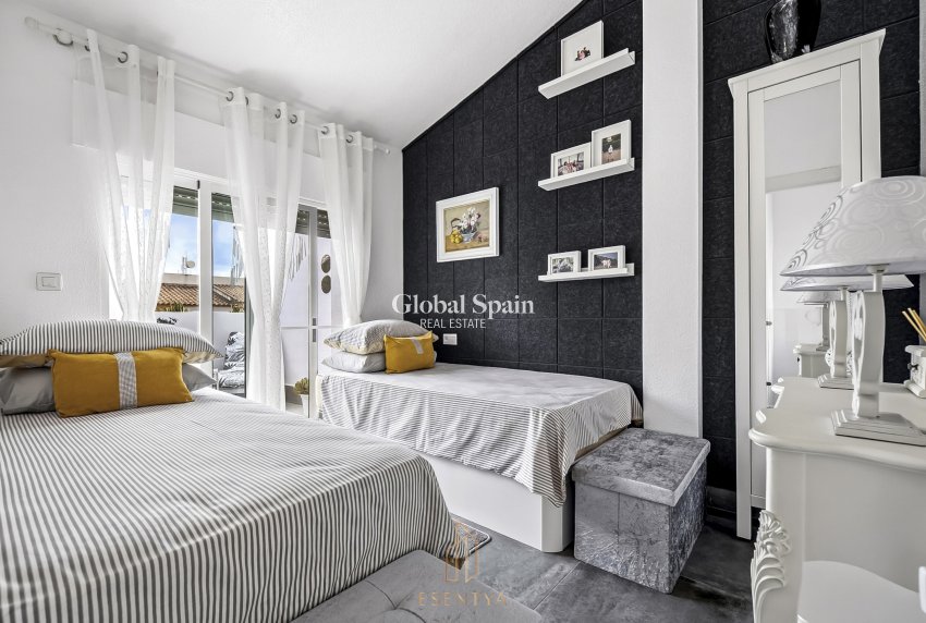 Venta - CASA -
LOS ALCÁZARES - Centro