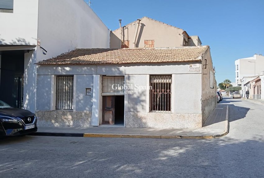 Venta - CASA -
LOS MONTESINOS