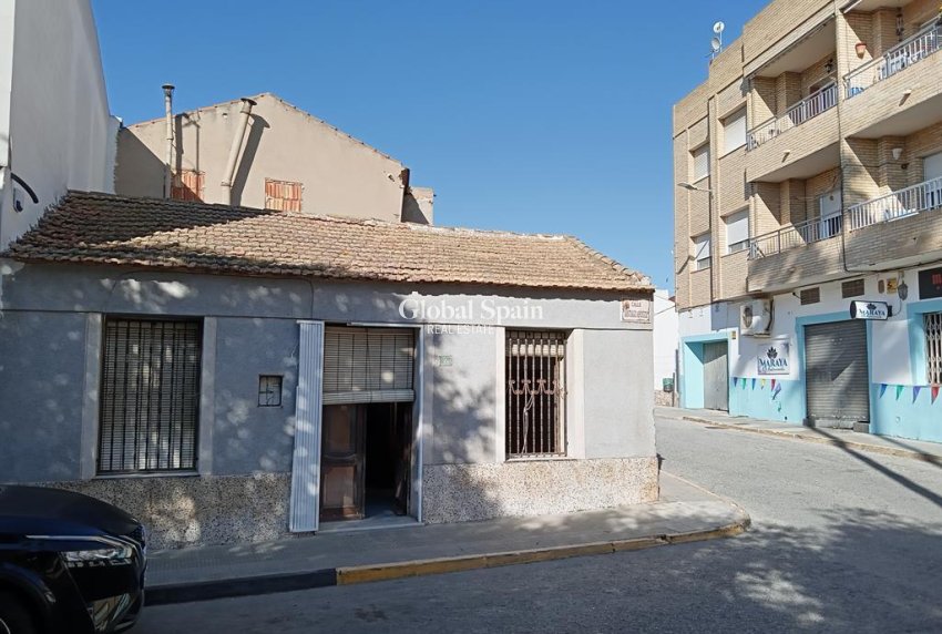 Venta - CASA -
LOS MONTESINOS