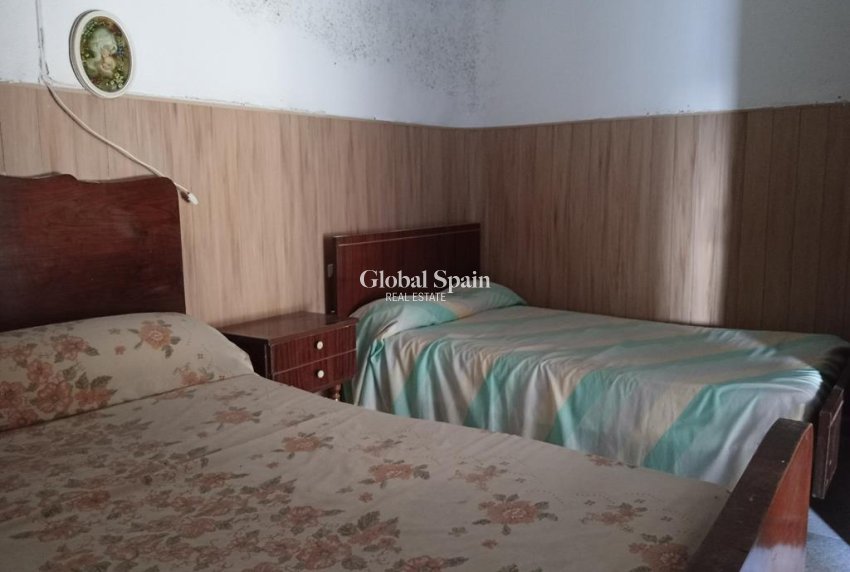 Venta - CASA -
LOS MONTESINOS