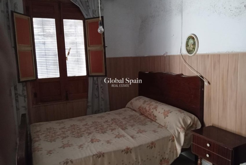 Venta - CASA -
LOS MONTESINOS