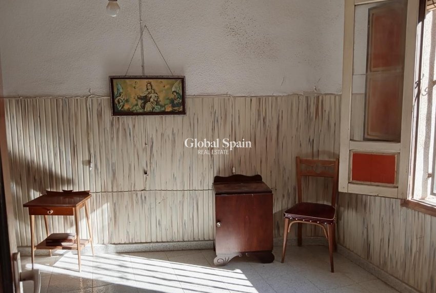 Venta - CASA -
LOS MONTESINOS