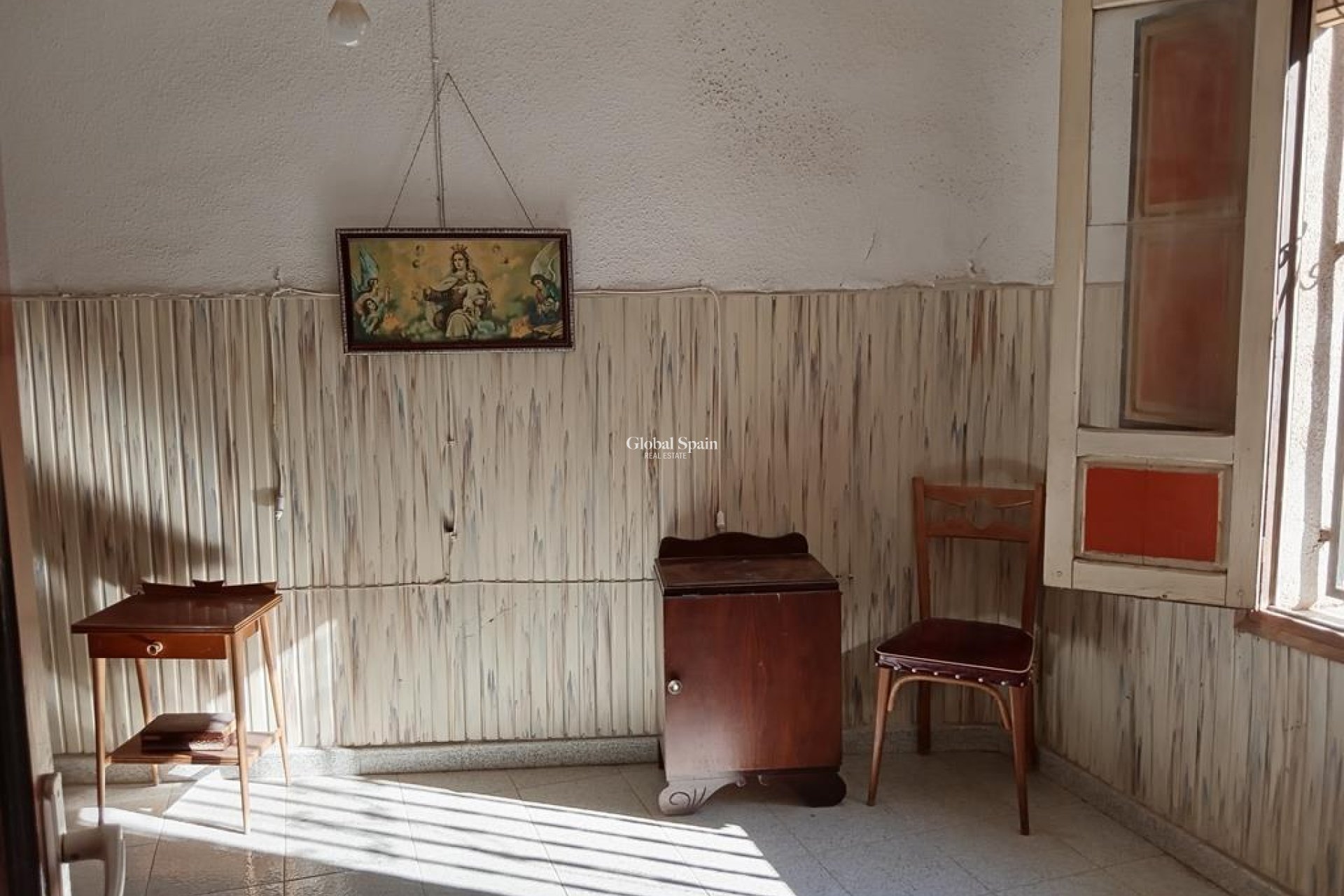 Venta - CASA -
LOS MONTESINOS