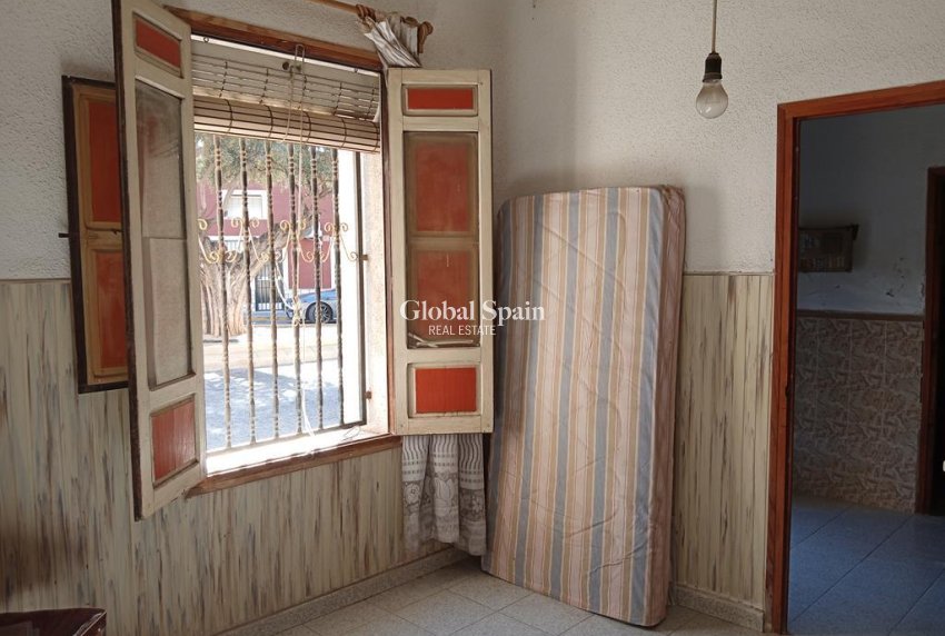 Venta - CASA -
LOS MONTESINOS