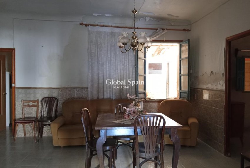 Venta - CASA -
LOS MONTESINOS