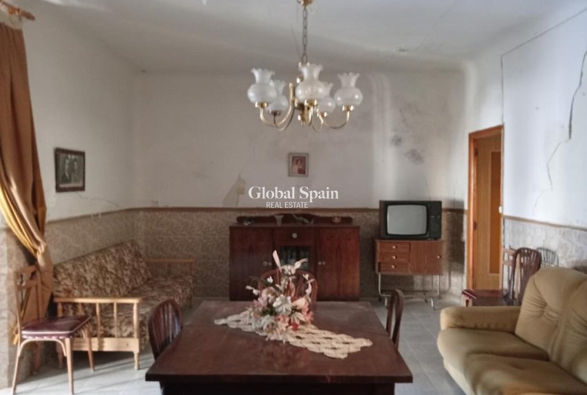 Venta - CASA -
LOS MONTESINOS