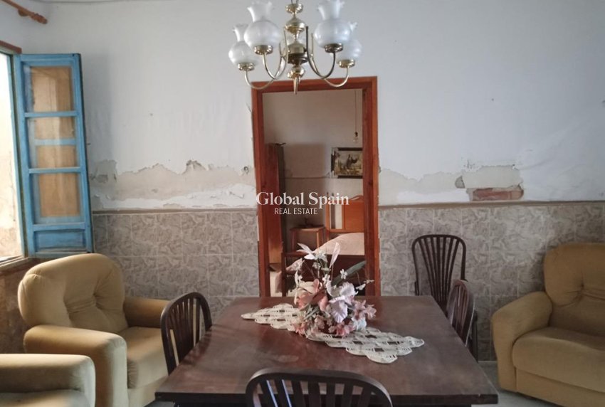 Venta - CASA -
LOS MONTESINOS