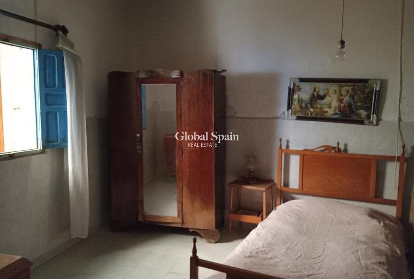 Venta - CASA -
LOS MONTESINOS