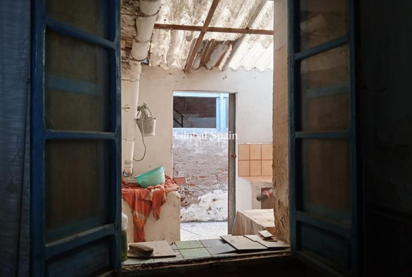 Venta - CASA -
LOS MONTESINOS