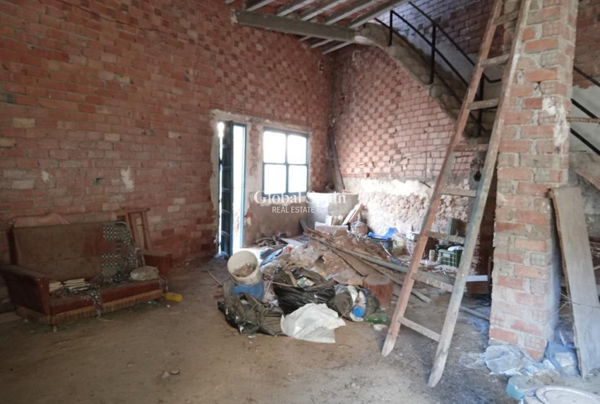 Venta - CASA -
LOS MONTESINOS