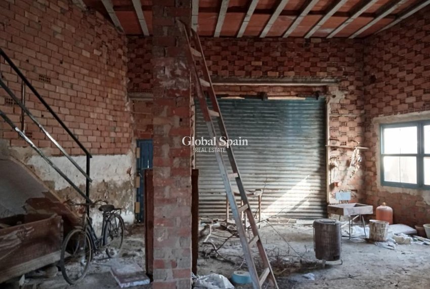 Venta - CASA -
LOS MONTESINOS