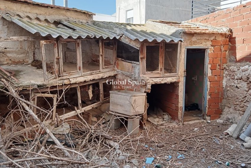 Venta - CASA -
LOS MONTESINOS