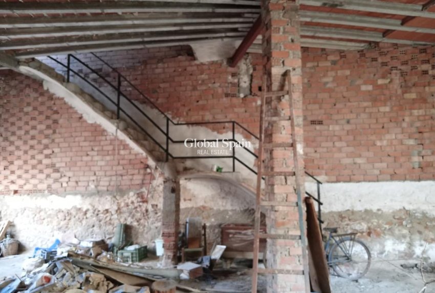 Venta - CASA -
LOS MONTESINOS