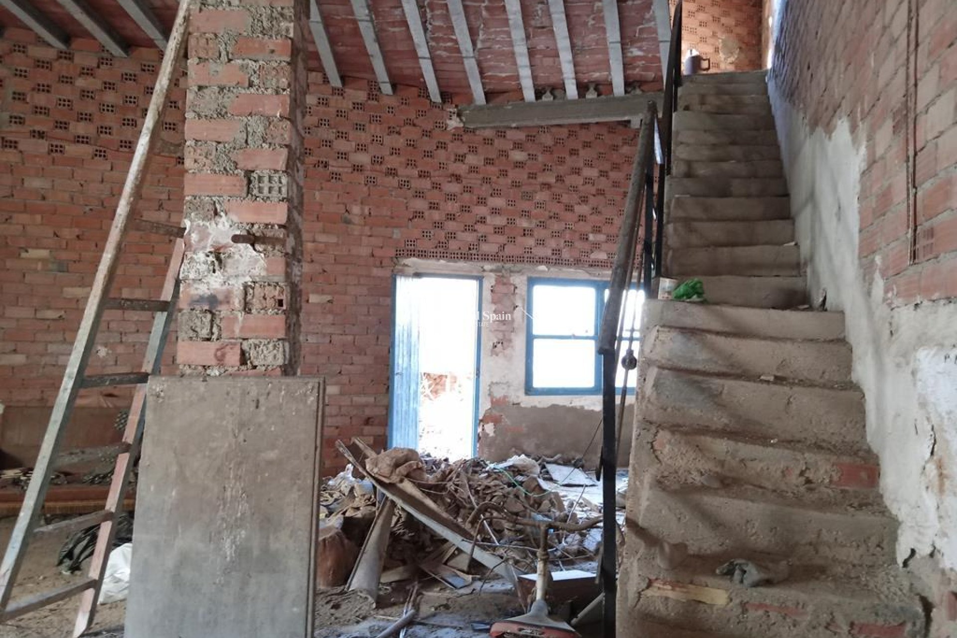 Venta - CASA -
LOS MONTESINOS
