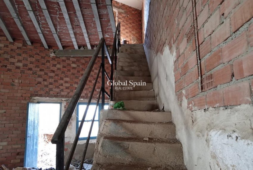 Venta - CASA -
LOS MONTESINOS
