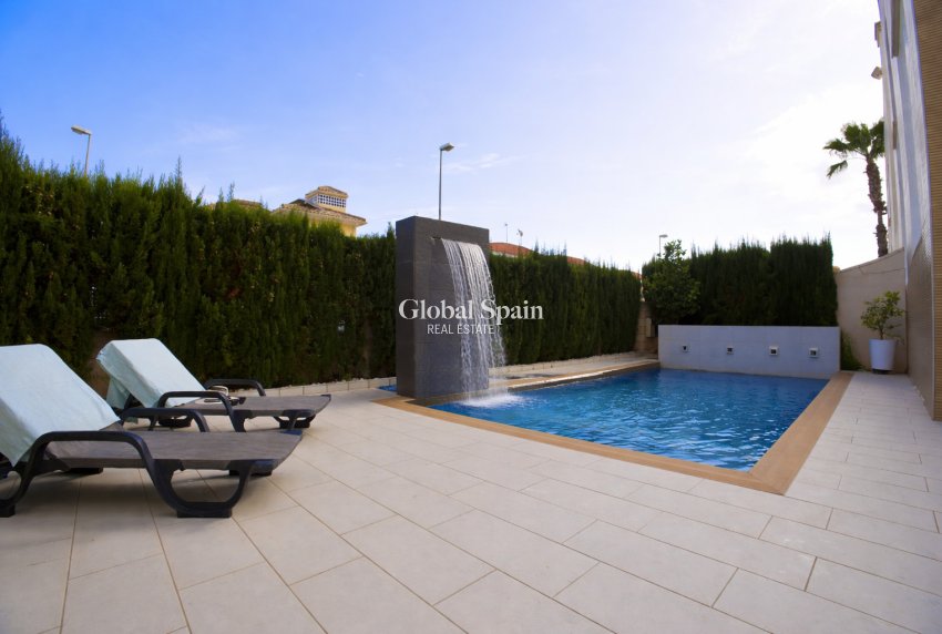Venta - CASA -
ORIHUELA COSTA - La Zenia
