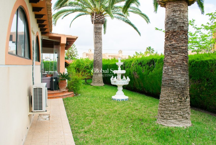 Venta - CASA -
ORIHUELA COSTA - MUY CERCA DE LA PLAYA