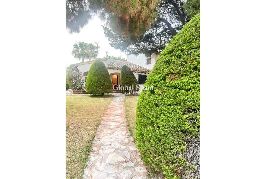 Venta - CASA -
ORIHUELA COSTA - Punta Prima