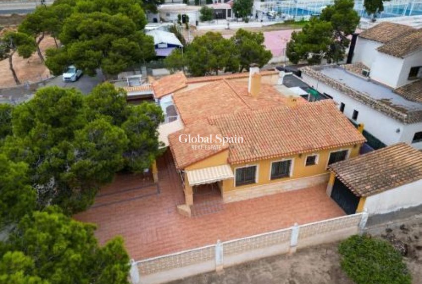 Venta - CASA -
ORIHUELA COSTA - Punta Prima