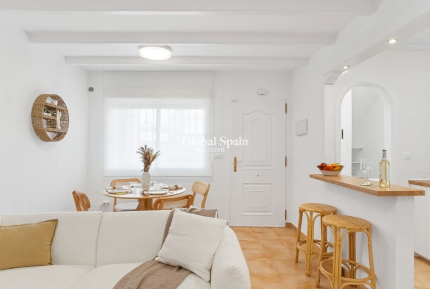 Venta - Casa -
ORIHUELA COSTA - VILLAMARTÍN