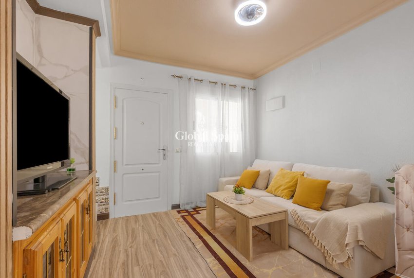 Venta - CASA -
ORIHUELA COSTA - VILLAMARTÍN