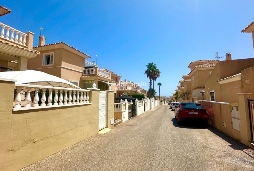 Venta - CASA -
ORIHUELA - Urbanización Perla del Mar