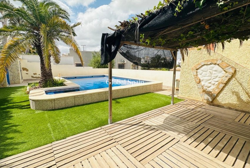 Venta - CASA -
ORIHUELA - Urbanización Perla del Mar