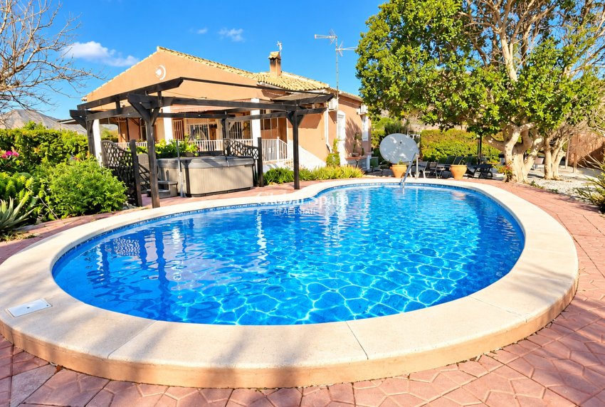 Venta - CASA -
ORIHUELA
