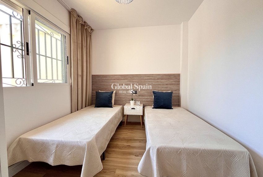 Venta - CASA -
PLAYA FLAMENCA - Costa Blanca