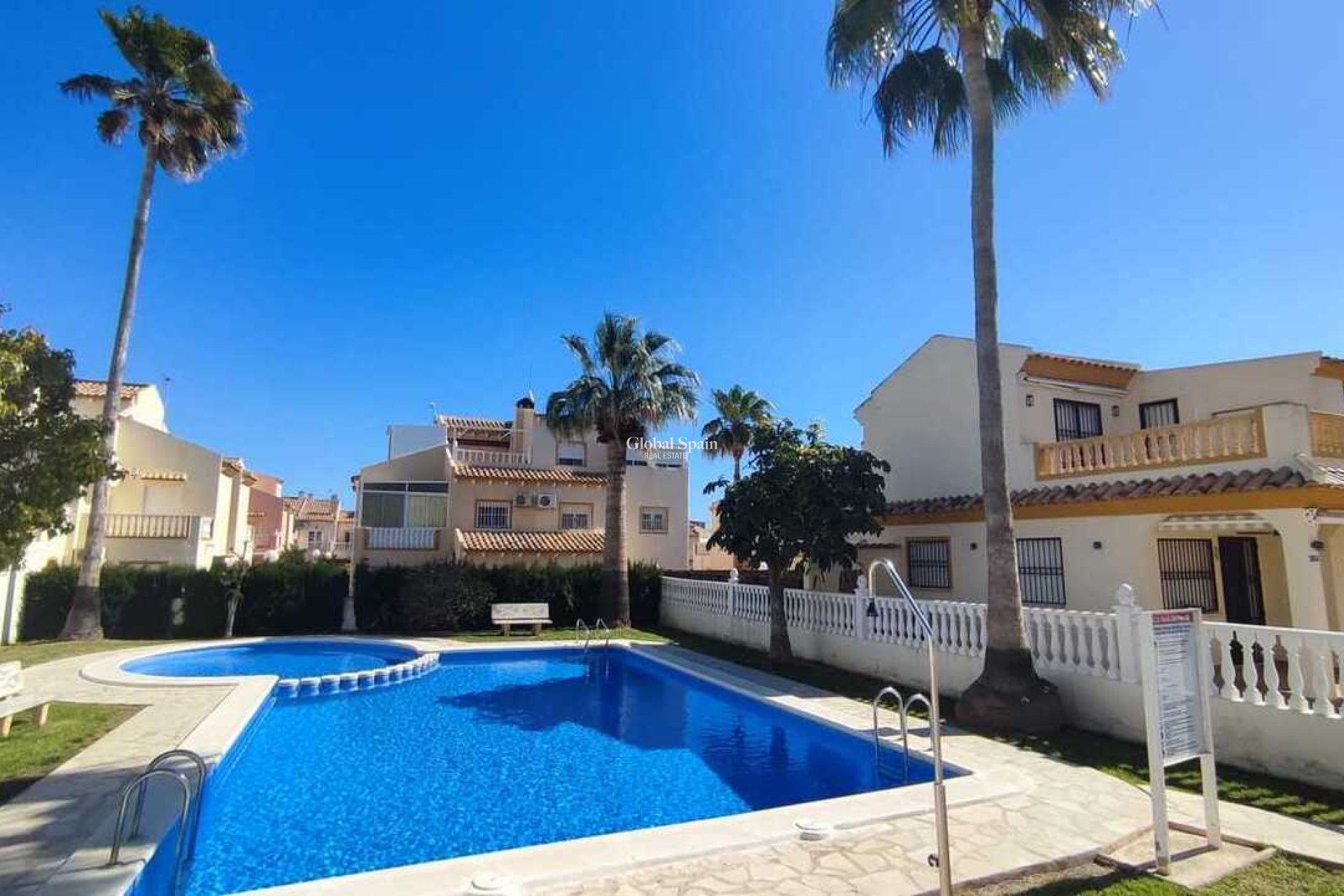 Venta - CASA -
PLAYA FLAMENCA - Costa Blanca