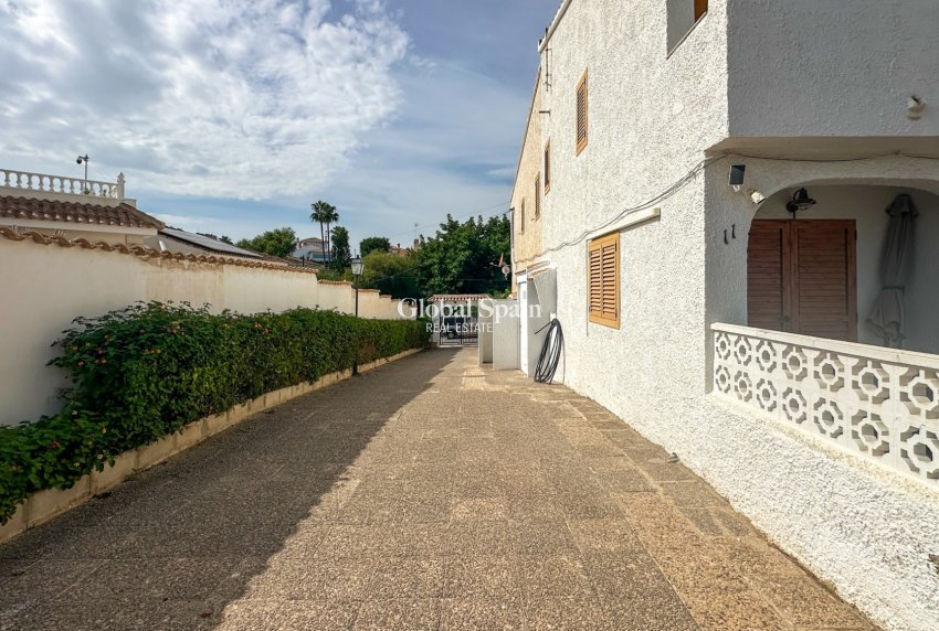 Venta - CASA -
PLAYA FLAMENCA - Costa Blanca