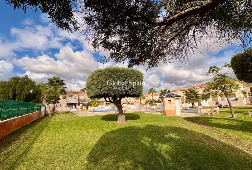 Venta - CASA -
ROJALES - Inland