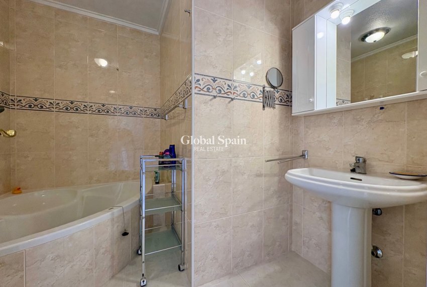 Venta - CASA -
ROJALES - Inland