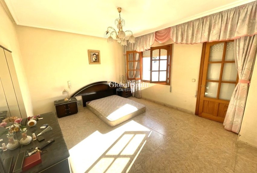 Venta - CASA -
ROJALES - Inland