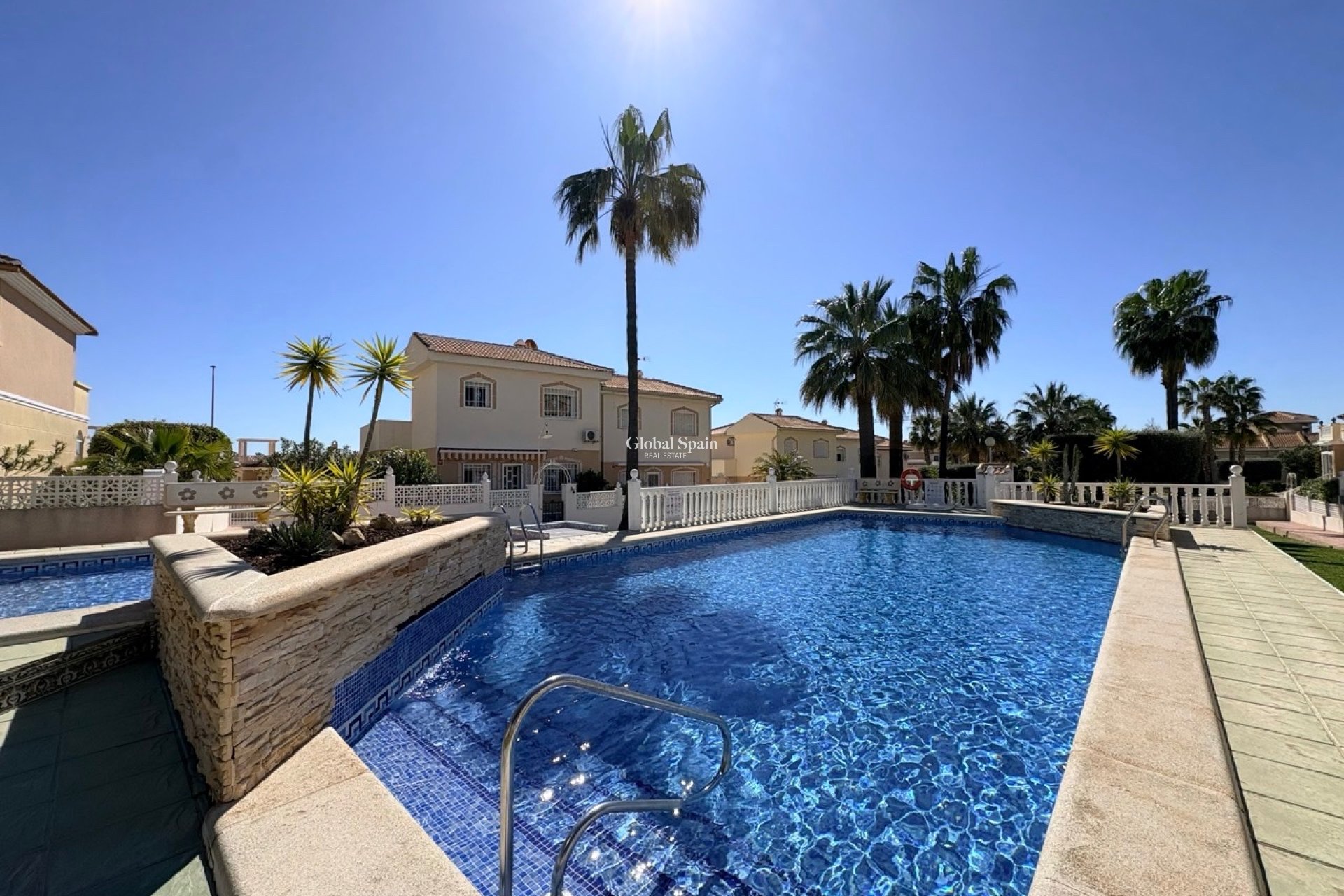 Venta - CASA -
ROJALES - Inland