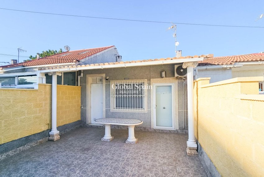 Venta - CASA -
TORREVIEJA - El limonar