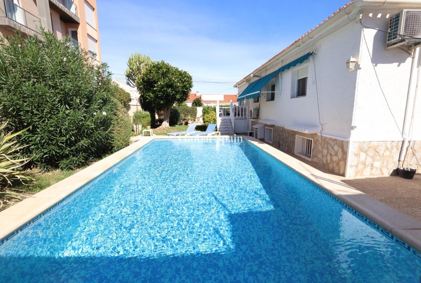 Venta - Casa -
TORREVIEJA - Punta prima