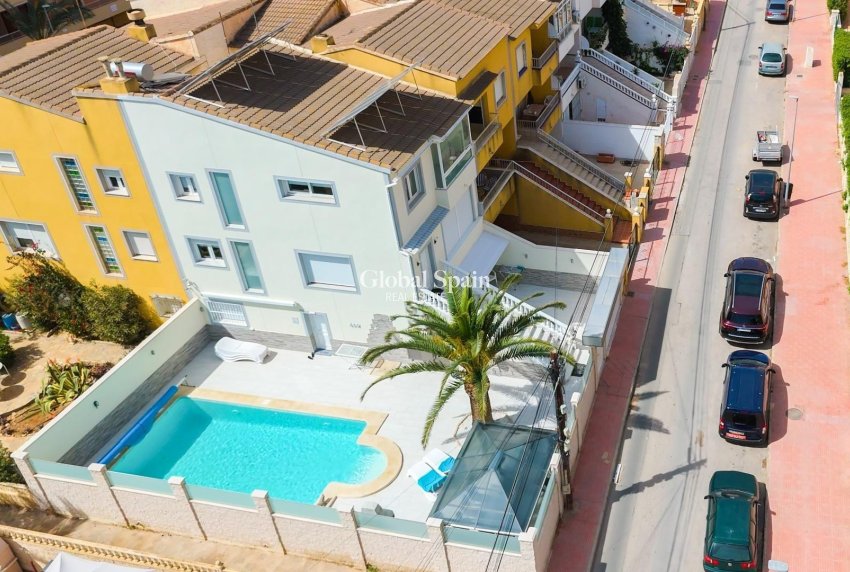Venta - CASA -
TORREVIEJA - Punta Prima