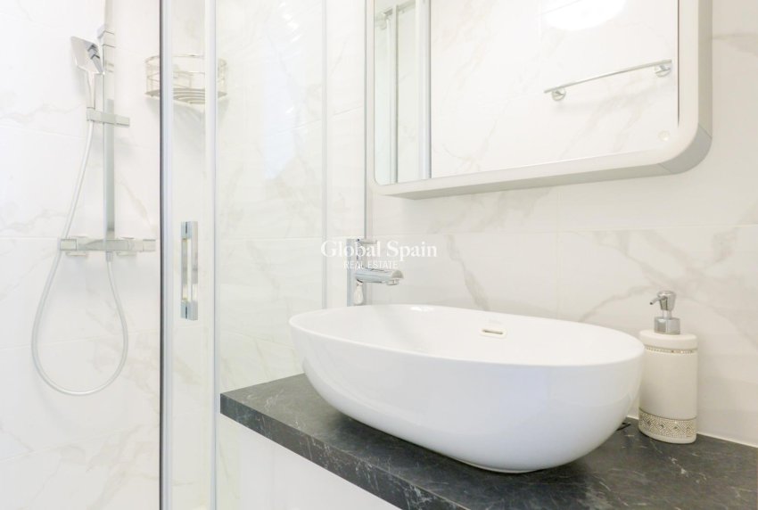 Venta - CASA -
TORREVIEJA - Punta Prima