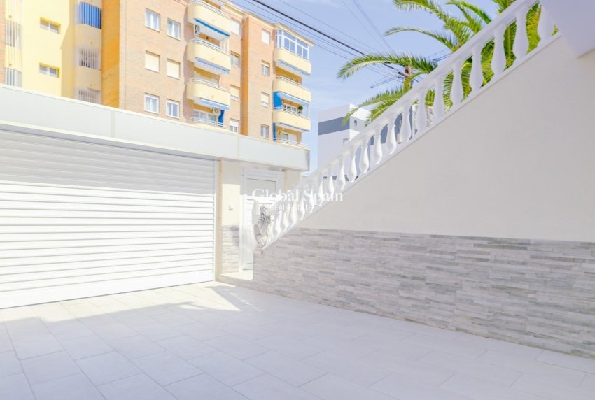Venta - CASA -
TORREVIEJA - Punta Prima