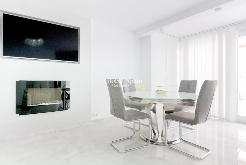 Venta - CASA -
TORREVIEJA - Punta Prima