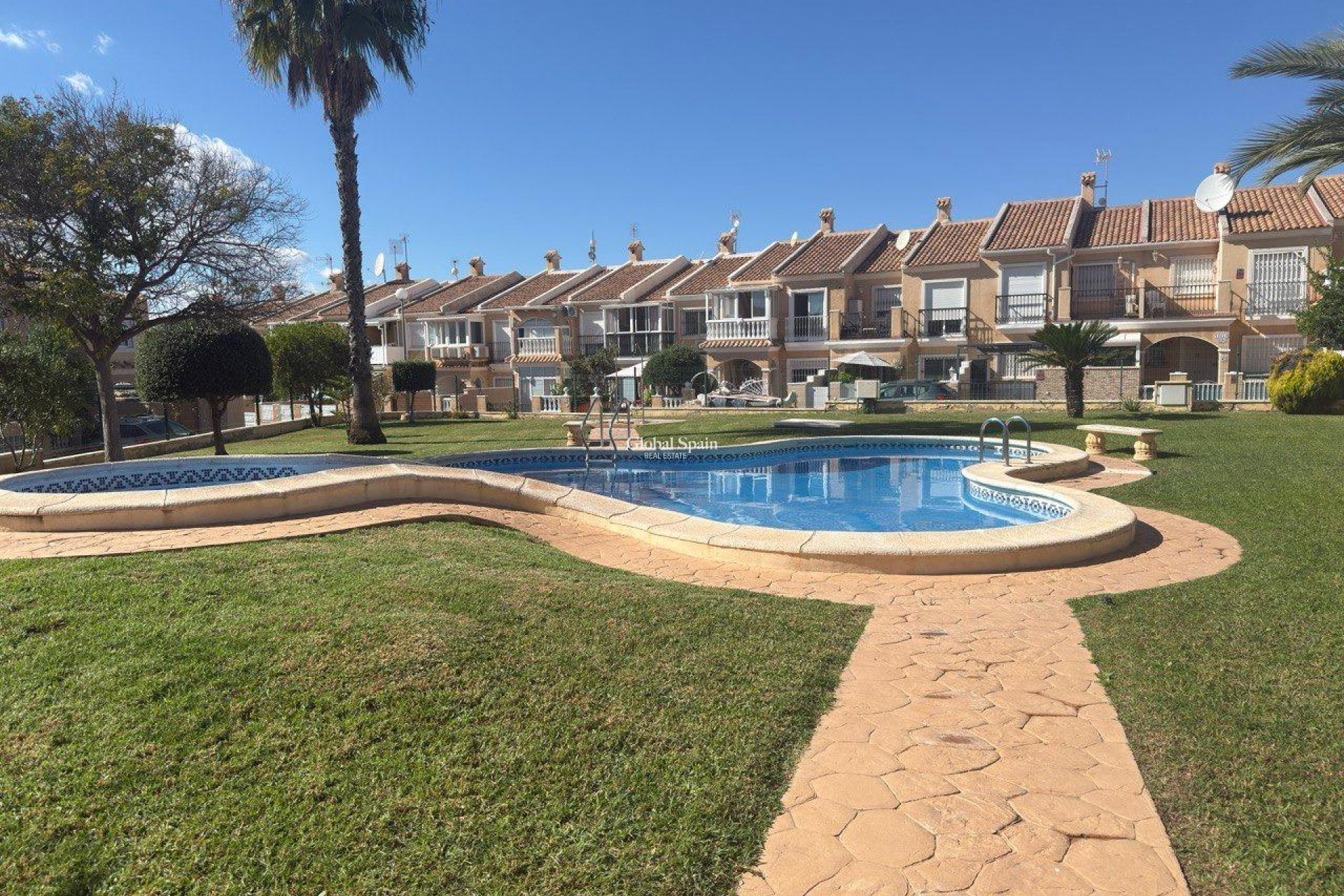 Venta - CASA -
TORREVIEJA - Zona Los Frutales