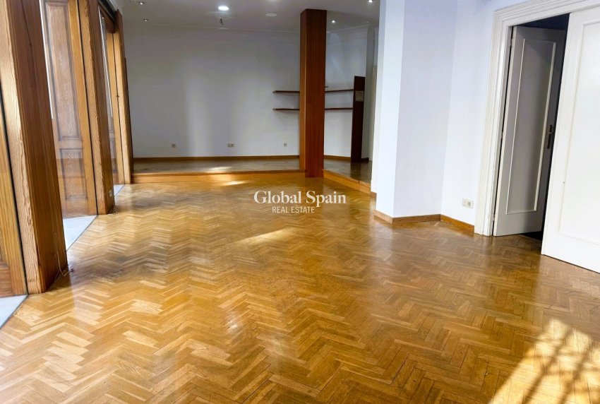 Venta - Local -
DENIA - Center