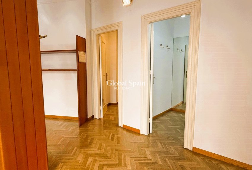 Venta - Local -
DENIA - Center