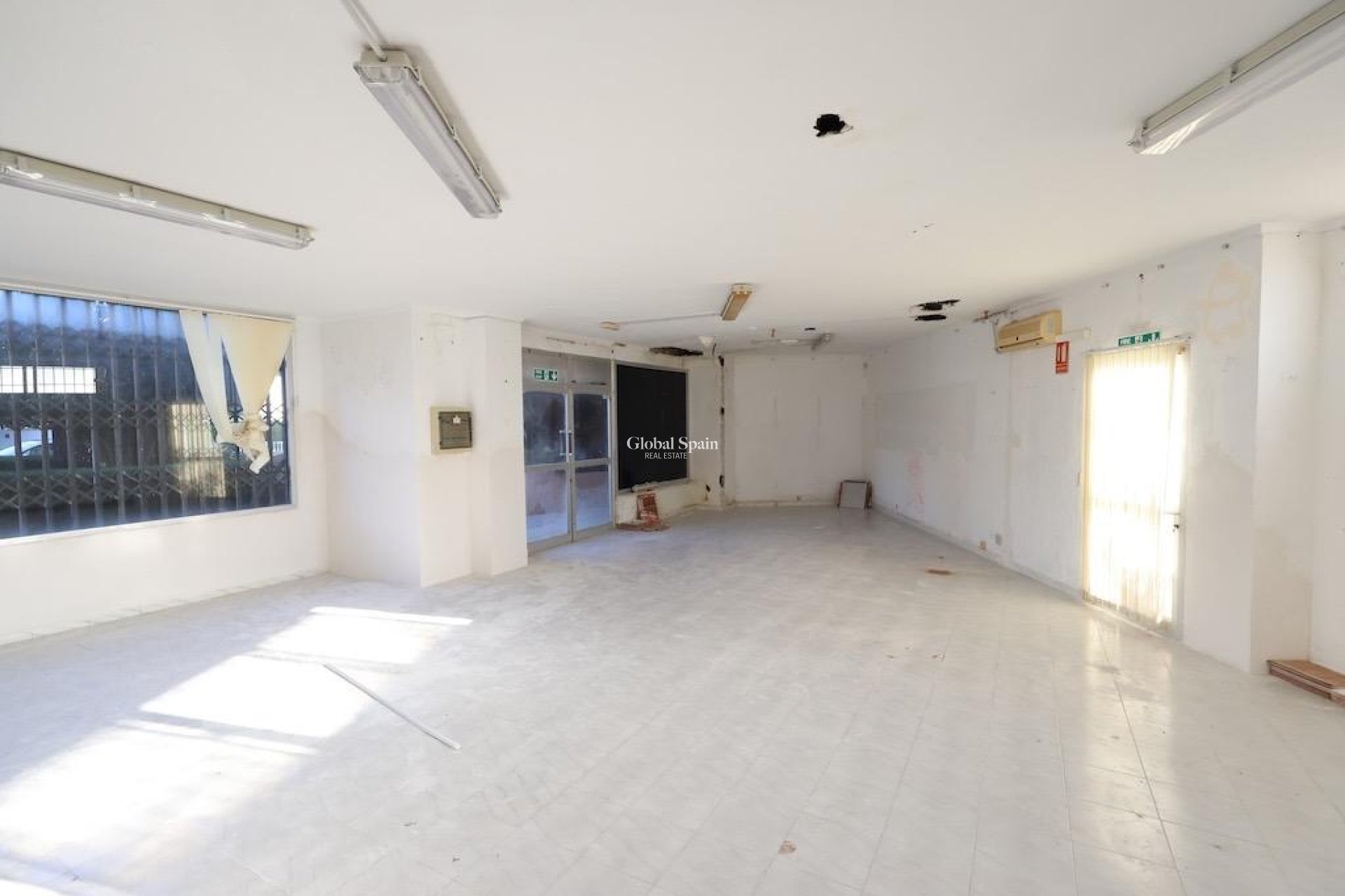 Venta - Propiedad Comercial -
ORIHUELA COSTA - La Zenia
