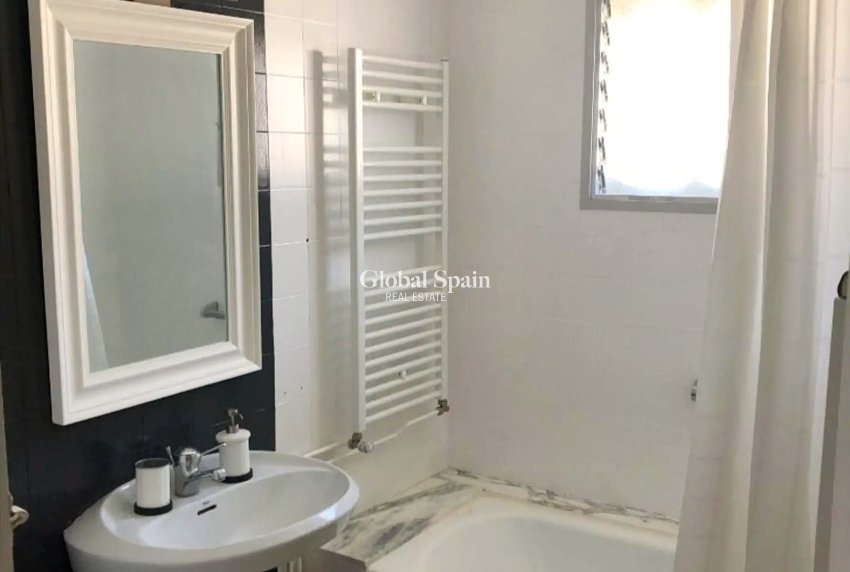 Venta - Semi separado -
Albir - center