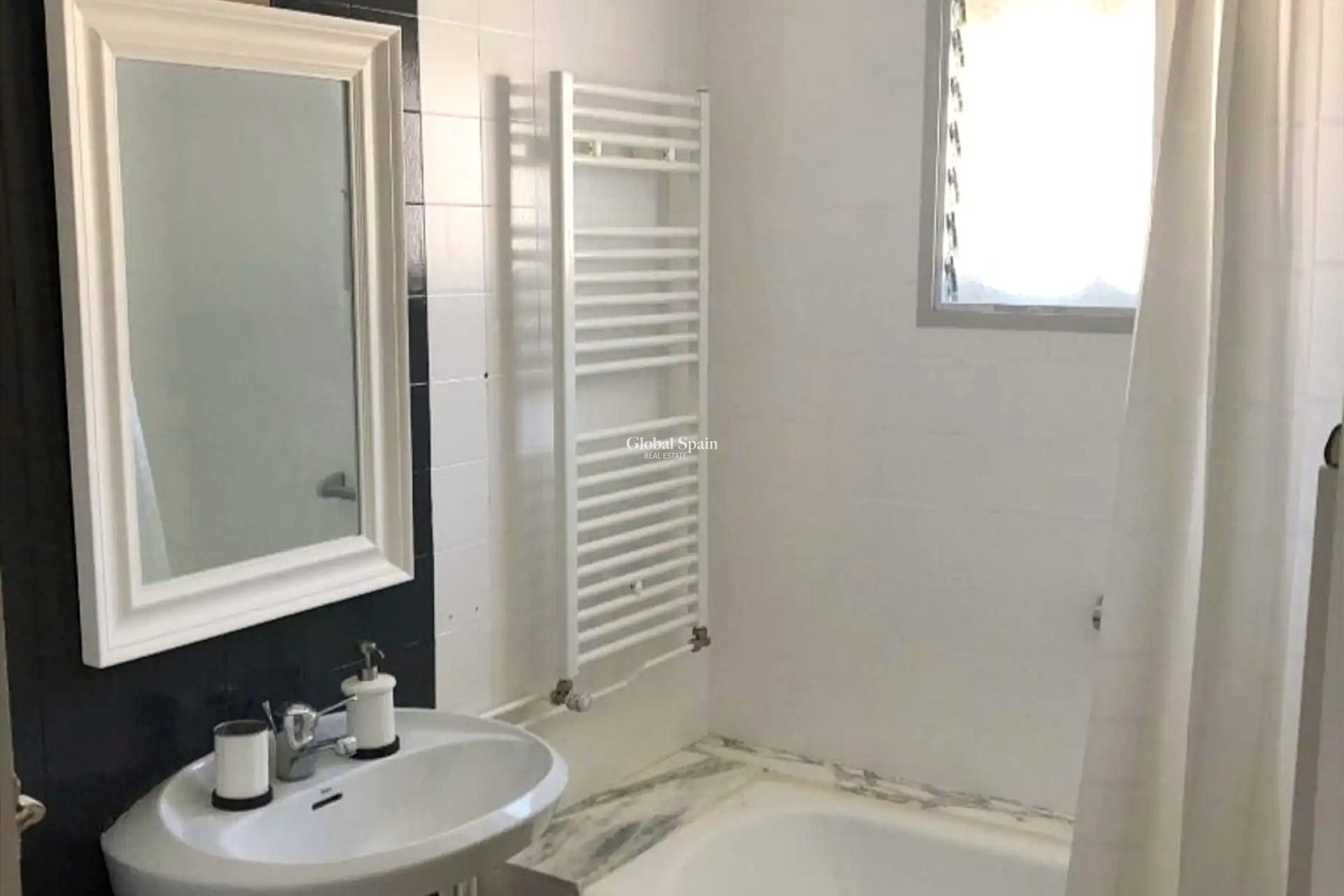 Venta - Semi separado -
Albir - center